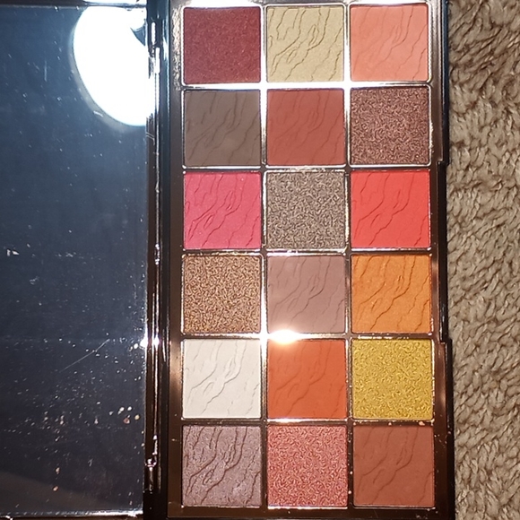 Revolution Wild Animal 18 Eyeshadow Palette - Picture 4 of 6